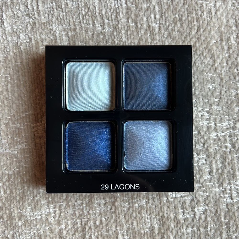 CHANEL Eyeshadow Palette Rare Limited Edition Color
29 LAGONS